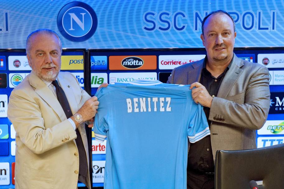 Giugno 2013: presentazione di Benitez al Napoli con il presidente Aurelio De Laurentiis (ANSA)